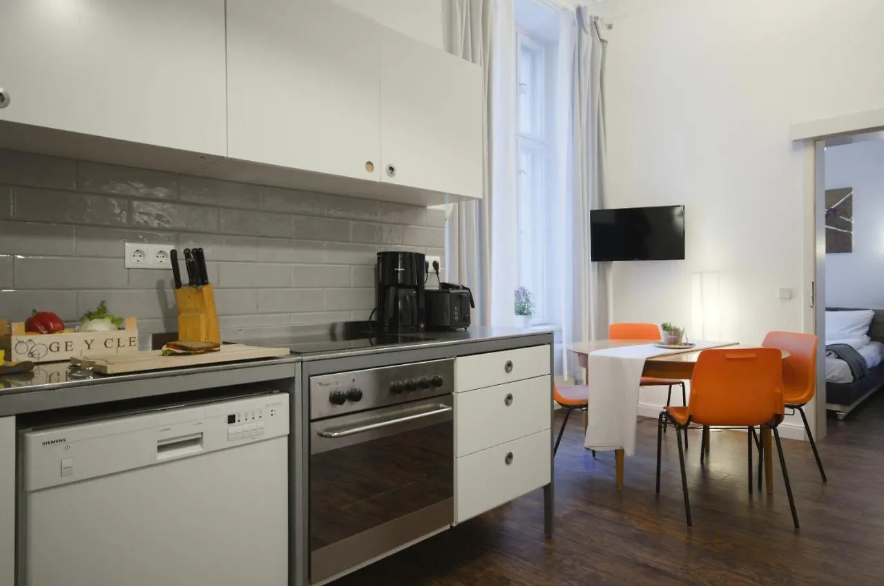 Apartment Altbauwohnung Mit 3 Badern Berlin